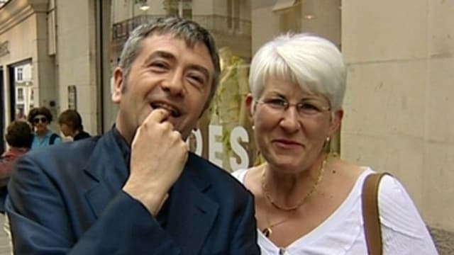 Lafesse : Lafesse refait le trottoir