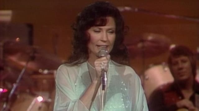 Loretta Lynn - You're Looking at Country