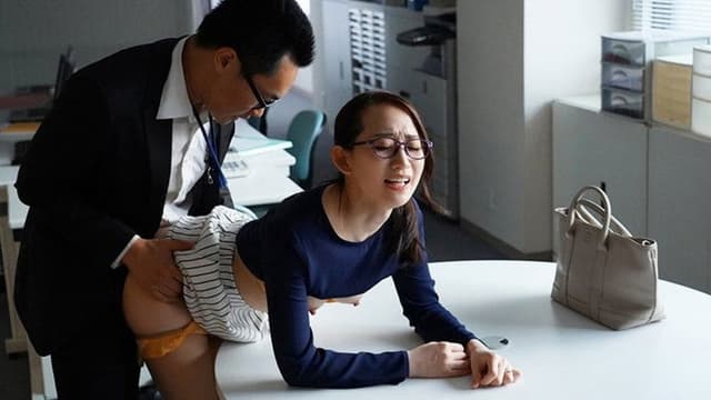 JUL-393 職場の隅にいる, 地味な人妻と僕は, ゴム無し不倫をしている。 水戸かな