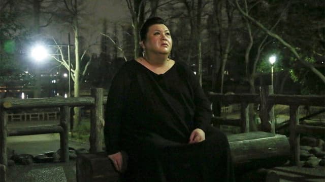 夜の巷を徘徊する