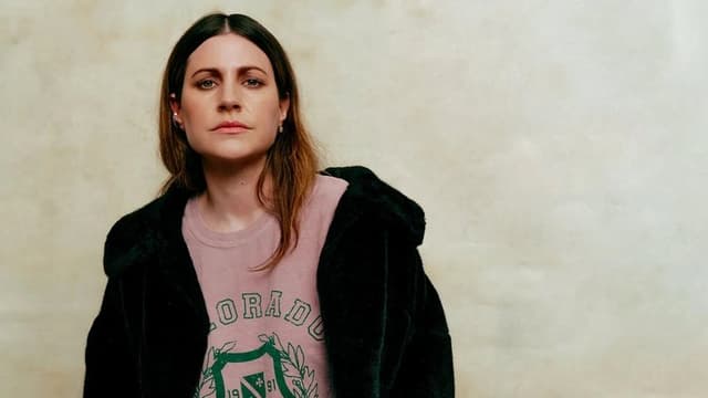 Nour El Refai säger skämt i ca 75 minuter