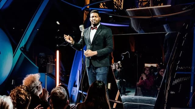 One More Joke à la tour Eiffel Paris rétro