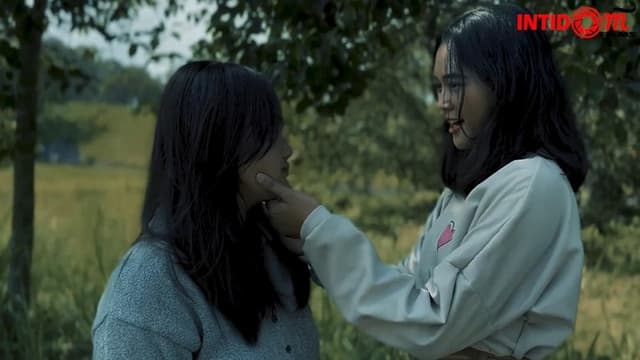 Di Tengah Dua Saudari