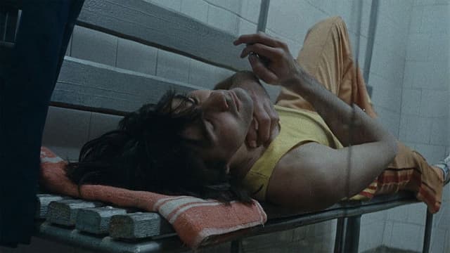 Aur cât un nasture pe piept