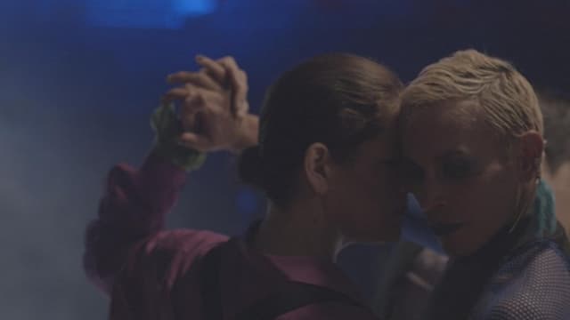 Disitango, A Feminist Hug