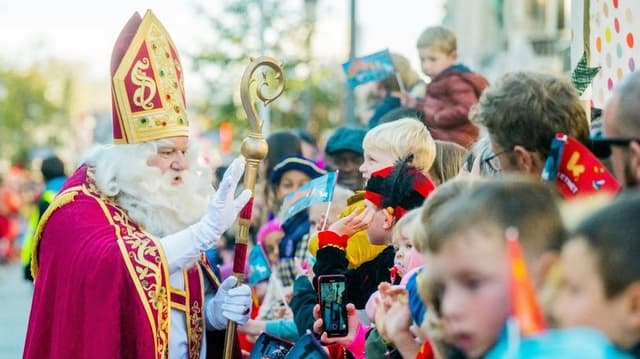 Hij komt, hij komt, ... intrede van de Sint