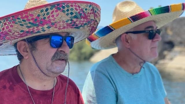 Erkan Can ve Güven Kıraç Karavanda