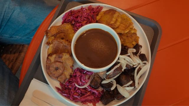Mikelande: L'exil, la mémoire et le griot