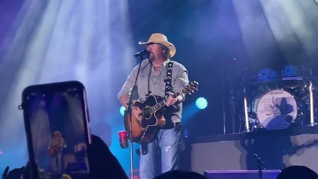 Toby Keith - Honky Tonk Town - Full Concert