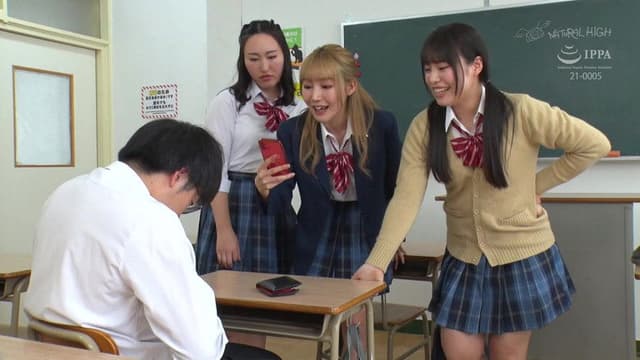 自分をいじめていた女子グループを順番にアナル即ハメして3人並べて復讐肛門開発してやった!